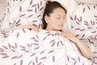 ベッドで眠る女性