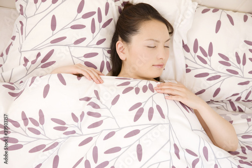 Photo: ベッドで眠る女性 ベッドで眠る女性