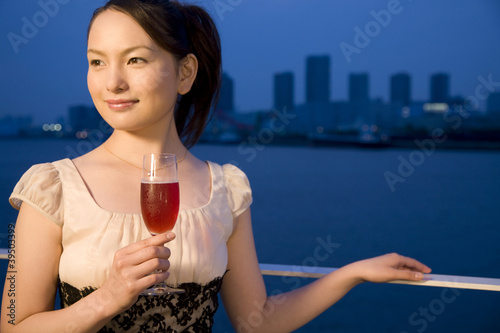 Photo: テラスでロゼワインを飲む女性 テラスでロゼワインを飲む女性
