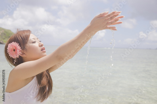 Photo: 海水を手ですくう女性 海水を手ですくう女性