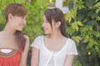 Foto: 座って会話する女性2人 座って会話する女性2人