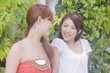Foto: 座って会話する女性2人 座って会話する女性2人
