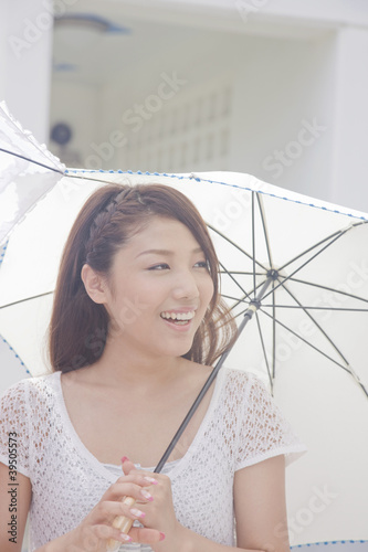 Foto: 日傘を差して歩く女性 日傘を差して歩く女性