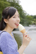 ソフトクリームを食べる女性