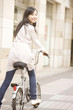 Foto: 自転車に乗って振り返る女性 自転車に乗って振り返る女性