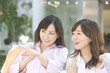 ショッピングをする女性2人