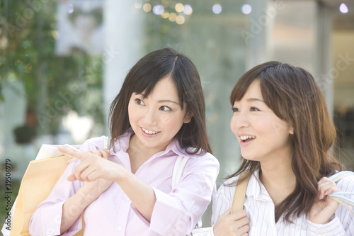 Photo: ショッピングをする女性2人 ショッピングをする女性2人