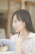 オープンカフェで友人と会話する女性