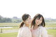 振り返る女性2人