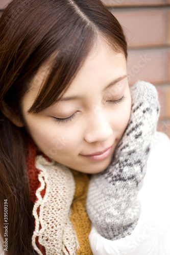 Photo: 手袋で頬を暖める女性 手袋で頬を暖める女性