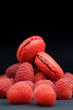 macarons à la framboise sur fond noir
