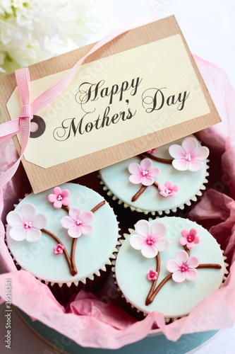 Photo: Mother's day cupcakes Mother's day cupcakes