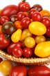 Viele verschiedene Biotomaten im Korb