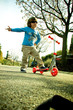 Enfant en trottinette