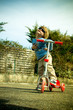 Enfant en trottinette