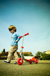 Enfant en trottinette