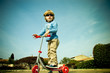 Enfant en trottinette
