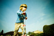 Enfant en trottinette