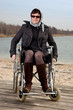 Frau im Rollstuhl in der Natur