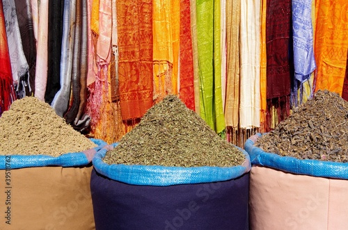Photo: épices et tissus de couleur épices et tissus de couleur