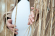 schwangere frau im winter im schilf