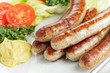 Nürnberger Rostbratwürstchen an Salat