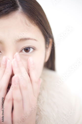 Photo: 悴んだ両手を暖めている女性 悴んだ両手を暖めている女性