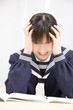 頭を抱える女子中学生