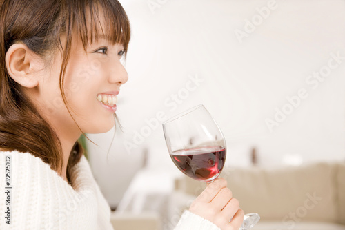 Photo: ワインを飲みながら笑っている女性 ワインを飲みながら笑っている女性