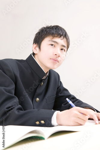 Photo: 授業中の男子中学生 授業中の男子中学生