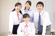 Foto: 笑顔の中学生男女と塾講師 笑顔の中学生男女と塾講師