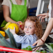 familie beim einkauf im supermarkt