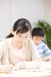 Foto: 勉強中の女子中学生 勉強中の女子中学生