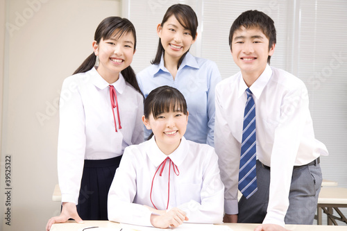 Photo: 笑顔の中学生男女と塾講師 笑顔の中学生男女と塾講師