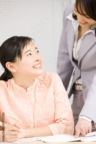 Foto: 塾講師に教わる女子中学生 塾講師に教わる女子中学生