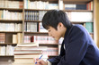 図書館で勉強する男子中学生