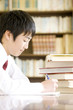 図書室で勉強する男子中学生