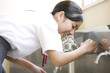 水を飲む女子中学生