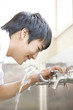 学校に水道水を飲む男子中学生