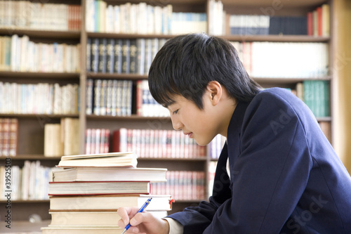 Photo: 図書館で勉強する男子中学生 図書館で勉強する男子中学生