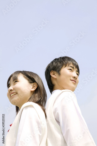 Photo: 空を見上げる中学生男女 空を見上げる中学生男女