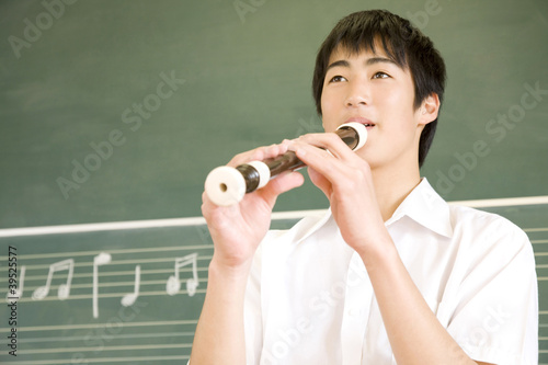 Photo: リコーダーを吹く男子中学生 リコーダーを吹く男子中学生