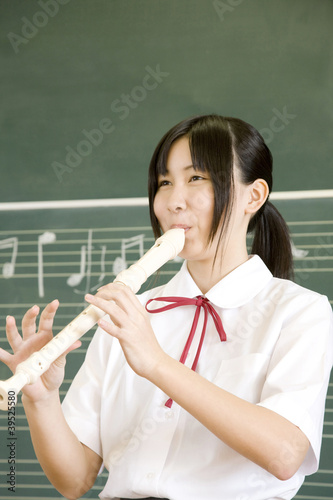 Photo: リコーダーを吹く女子中学生 リコーダーを吹く女子中学生