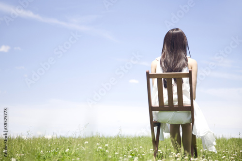 Photo: 椅子に座っている女性の後ろ姿 椅子に座っている女性の後ろ姿