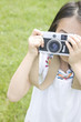 写真を撮る女の子