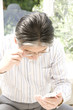 スマートフォンでメールを確認するシニア男性