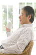 コーヒーを飲むシニア男性