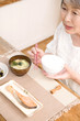 Foto: 朝食を食べるシニア女性 朝食を食べるシニア女性