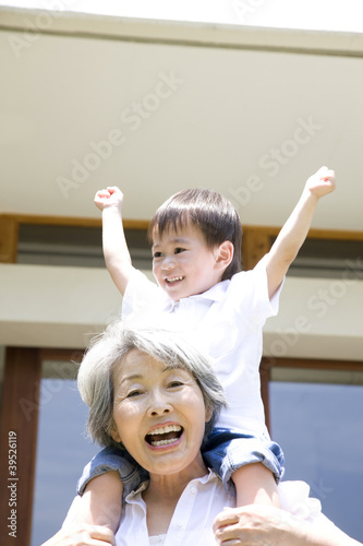 Photo: 孫息子を肩車する祖母 孫息子を肩車する祖母