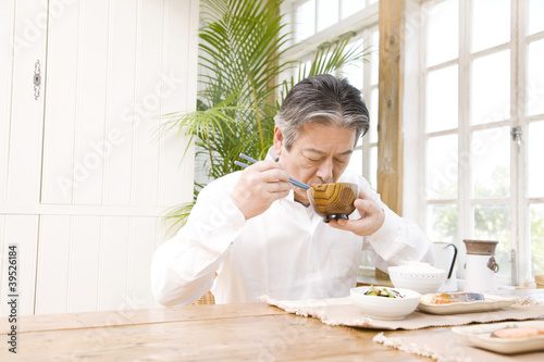 Photo: 朝食を食べるシニア男性 朝食を食べるシニア男性